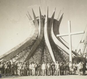 Catedral_de_Brasília_Primeira_Missa_-_BR_RJANRIO_PH_0_FOT_00694_0051,_Acervo_do_Arquivo_Nacional