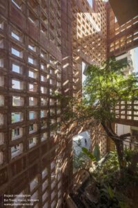 00_Bat_Trang_House_11_Filter__light_flowing_through_facade