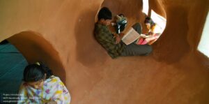 042_metischool_anna-heringer_bangladesh_by_kurt-hoerbst_105804.jpg__2400x1190_q85_crop_subject_location-750,500_subsampling-2_upscale