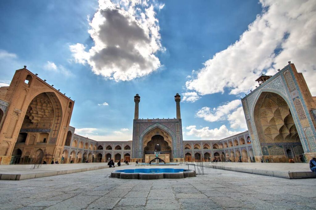 مترو علیه میراث فرهنگی اصفهان | عبور قطار از ۲۰ متری مسجدی که ثبت جهانی است!