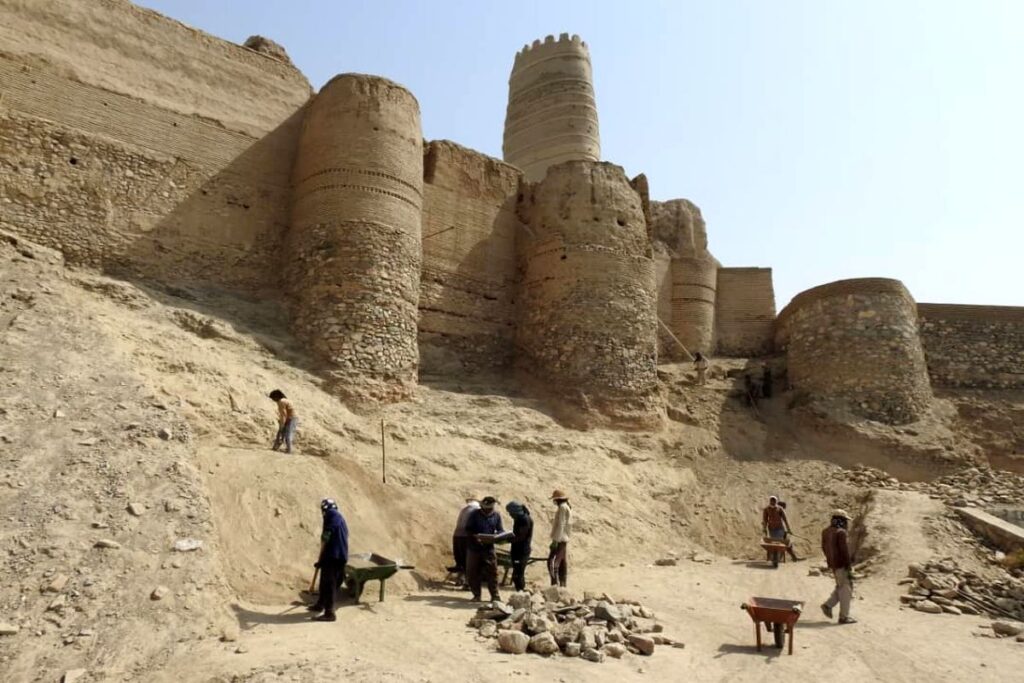 آغاز مرمت قلعه تاریخی شهرستان منوجان