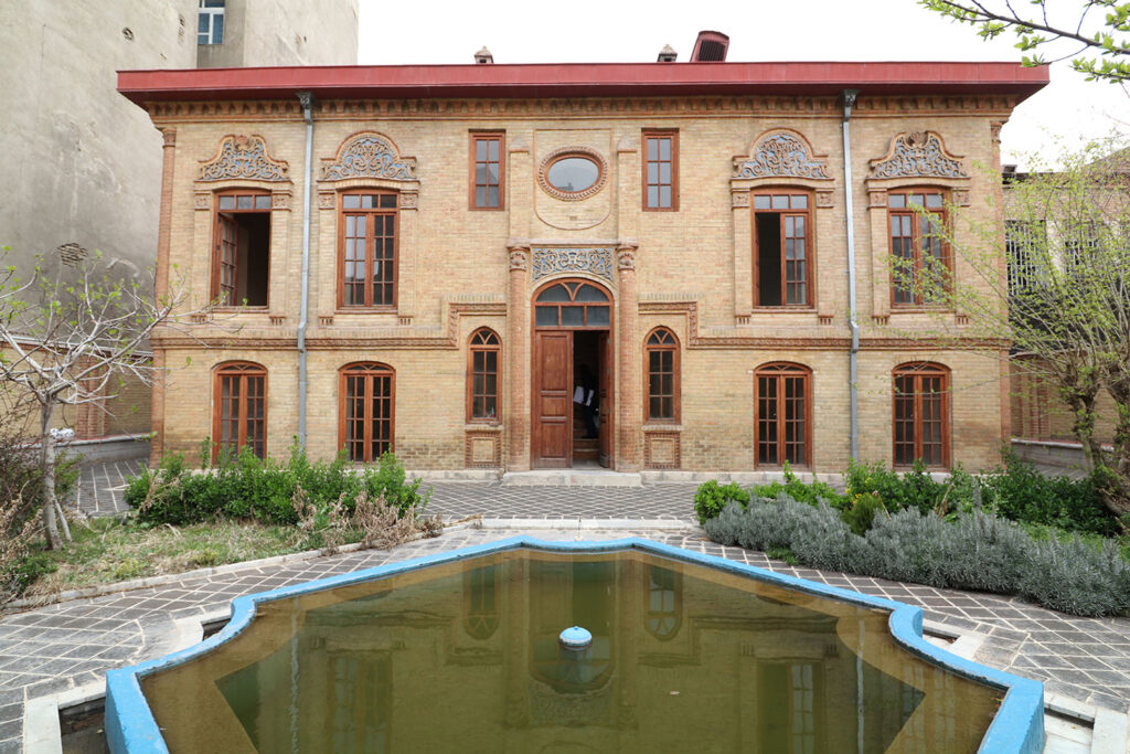 طرح مرمت خانه نظامیه، نقد و بررسی می‌شود