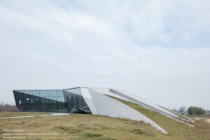 设计酒店随绿屋顶从地面隆起_The_design_hotel_rises_from_the_ground_with_the_green_roof©夏至