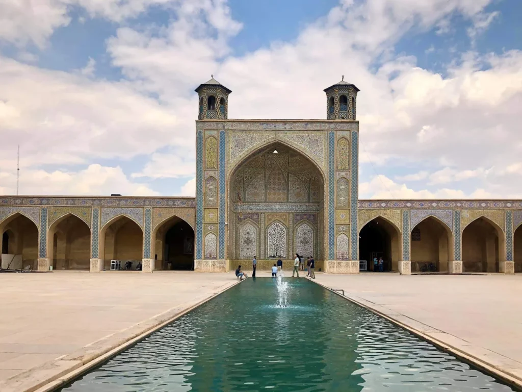 توقف فوری حفاری غیرمجاز در حریم مسجد وکیل با ورود میراث‌فرهنگی فارس