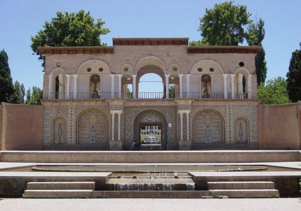 آغاز مرمت سردر باغ شاهزاده ماهان