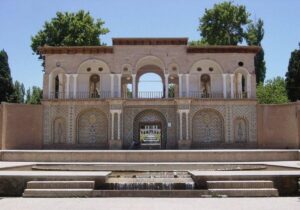 آغاز مرمت سردر باغ شاهزاده ماهان